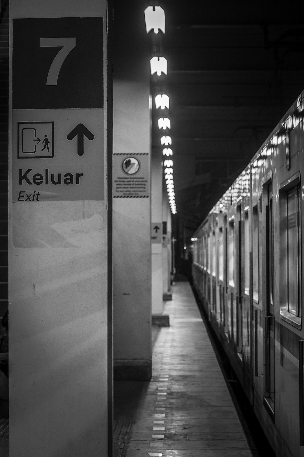 una foto in bianco e nero di un treno in una stazione