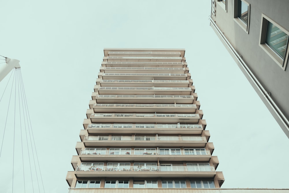 Un edificio alto junto a una noria