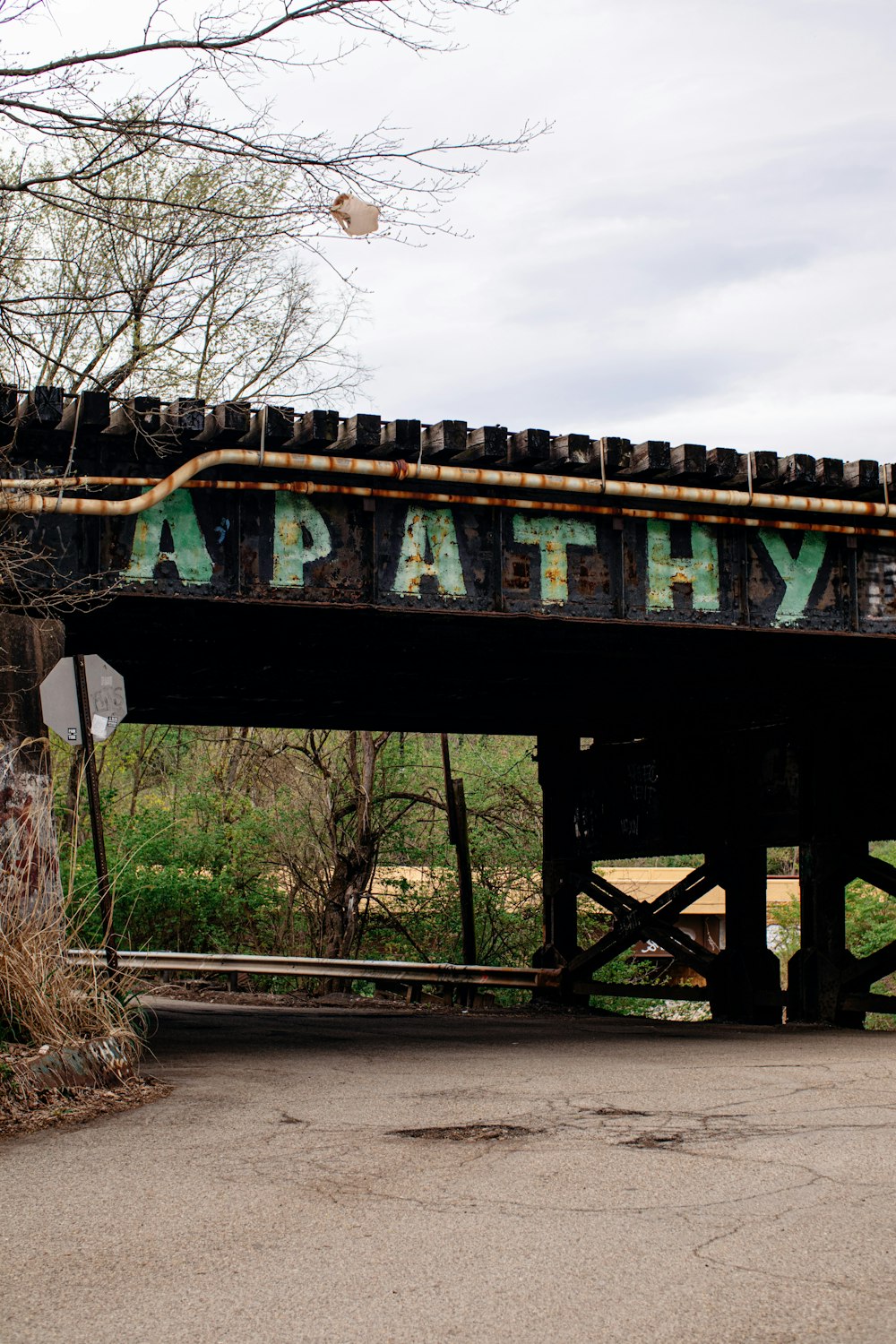 Un puente de tren que tiene graffiti en él
