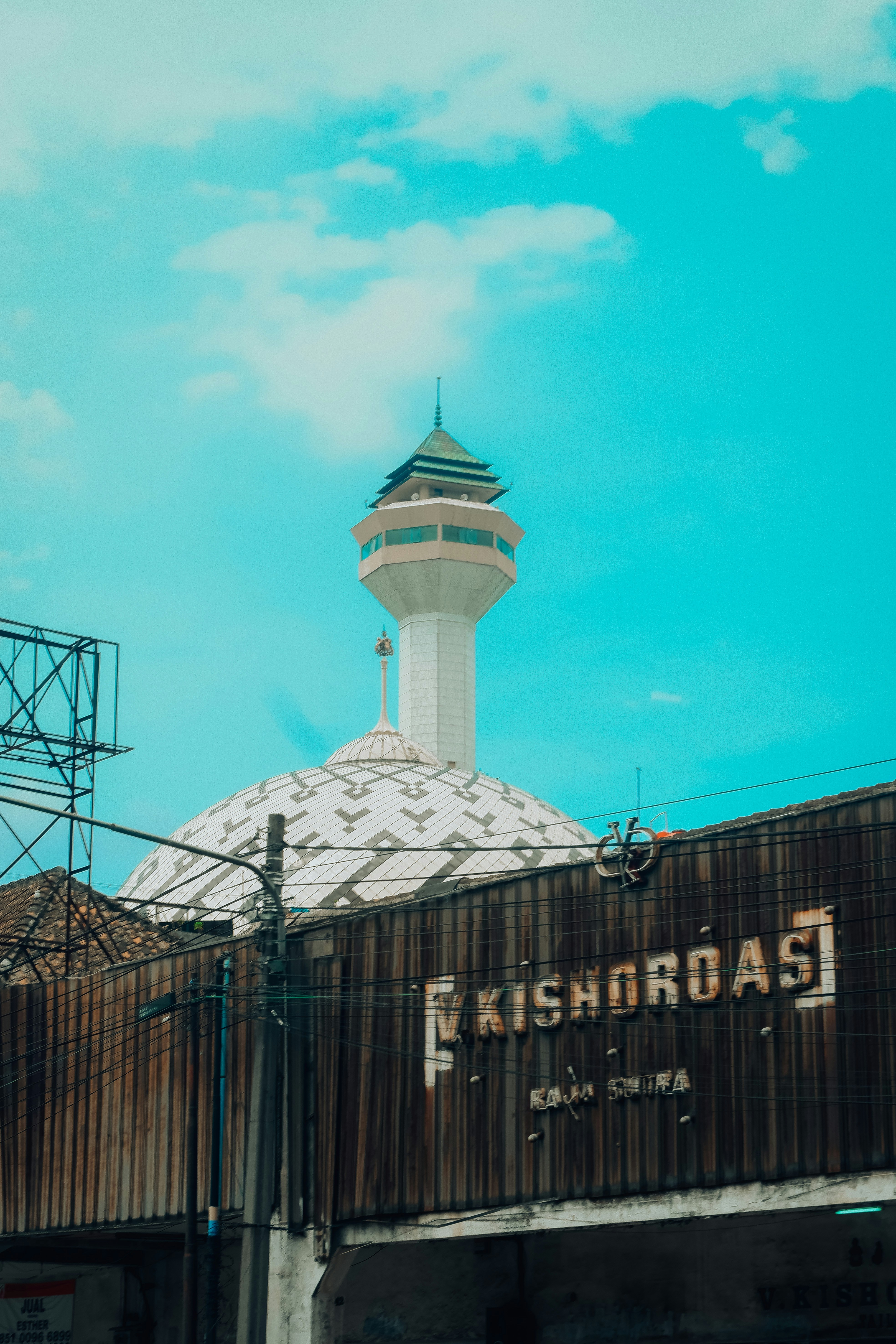 sebuah bangunan dengan menara di atasnya