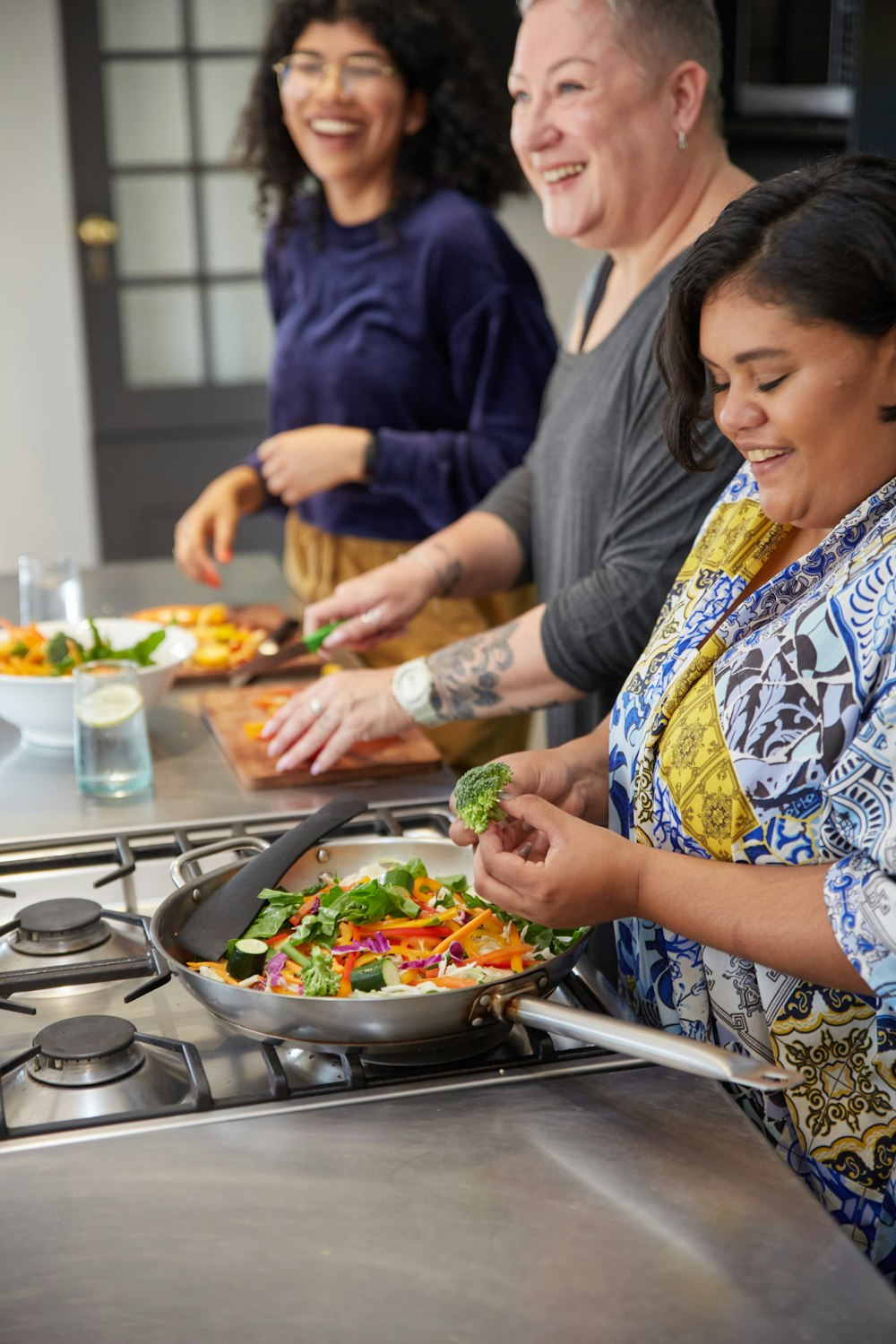 Un gruppo di donne che preparano il cibo in una cucina