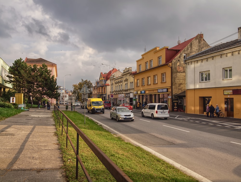 Una calle de la ciudad con coches aparcados al costado de la carretera