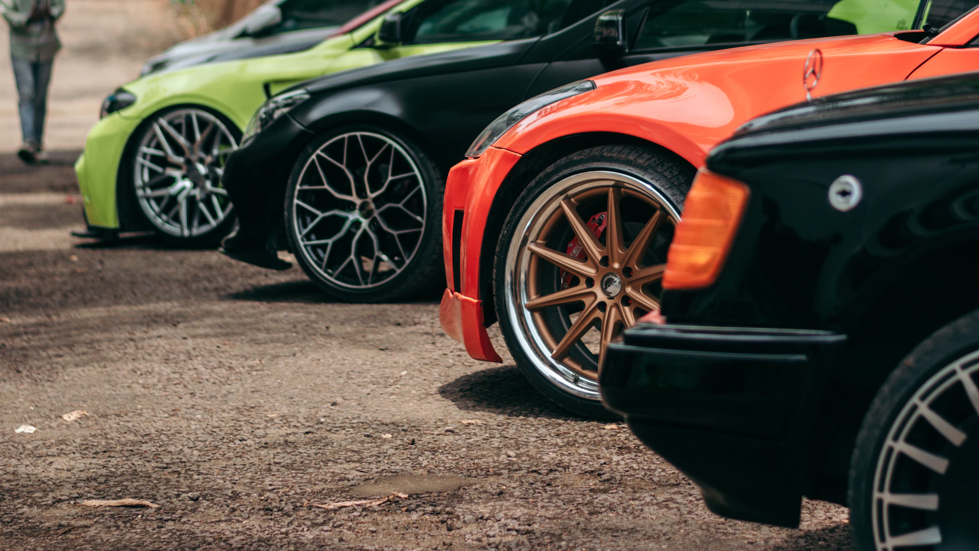 a row of cars parked next to each other