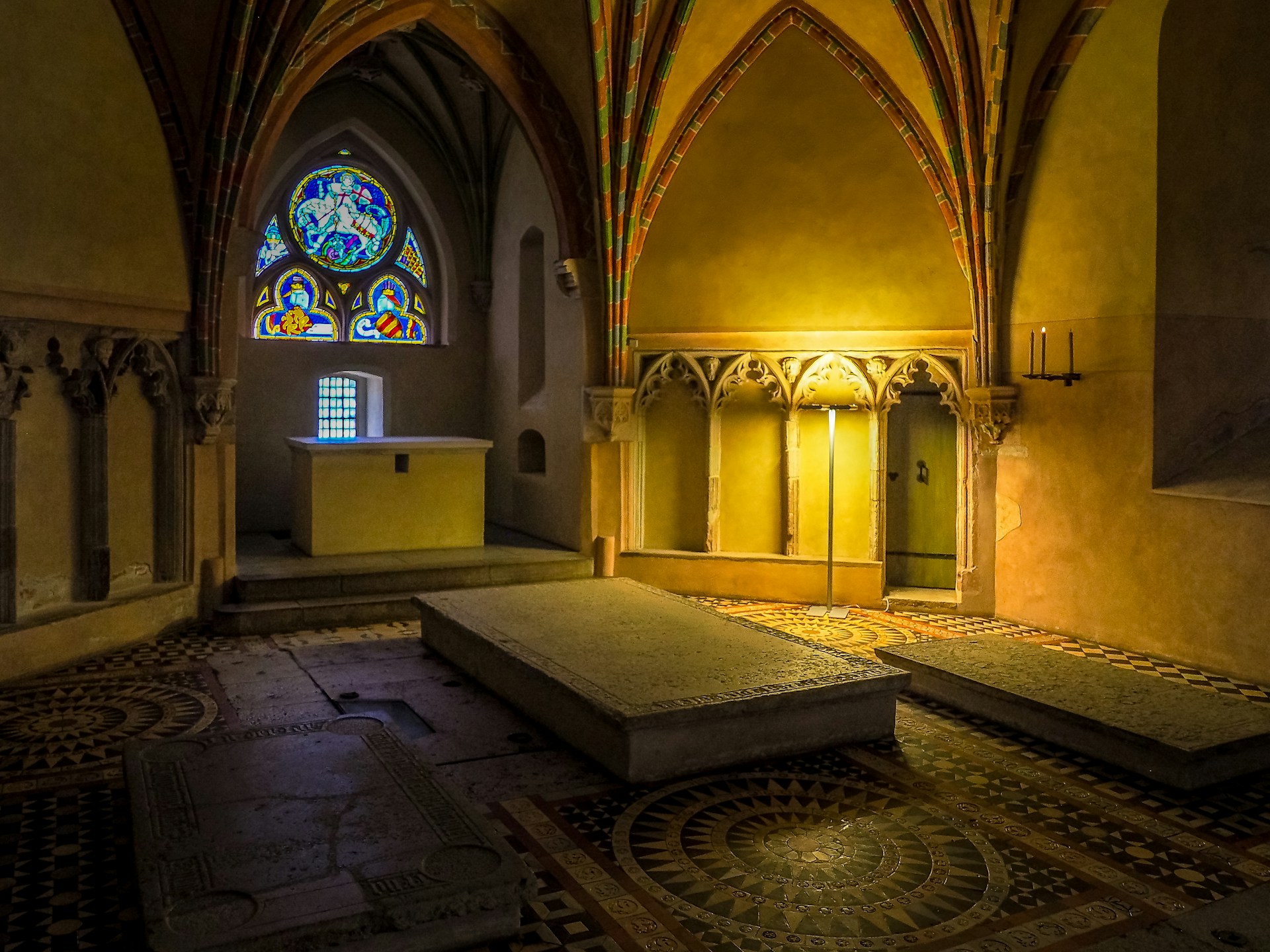 gray computer monitor