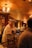 Bar com clientes felizes servindo bebidas