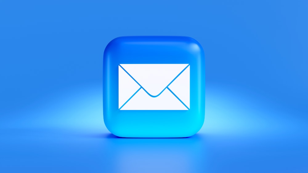 um botão azul com um envelope branco