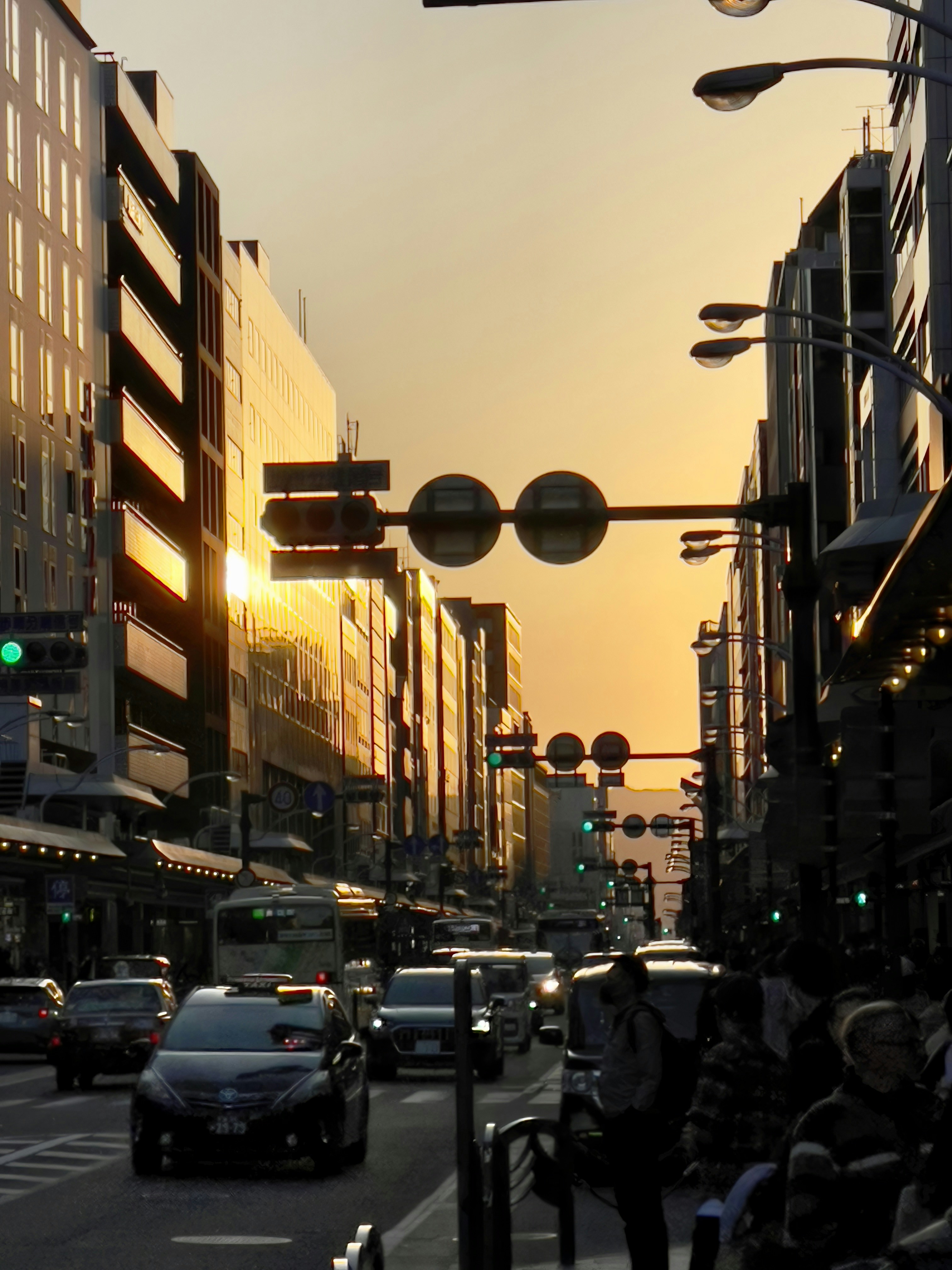 Une rue de la ville remplie de beaucoup de circulation
