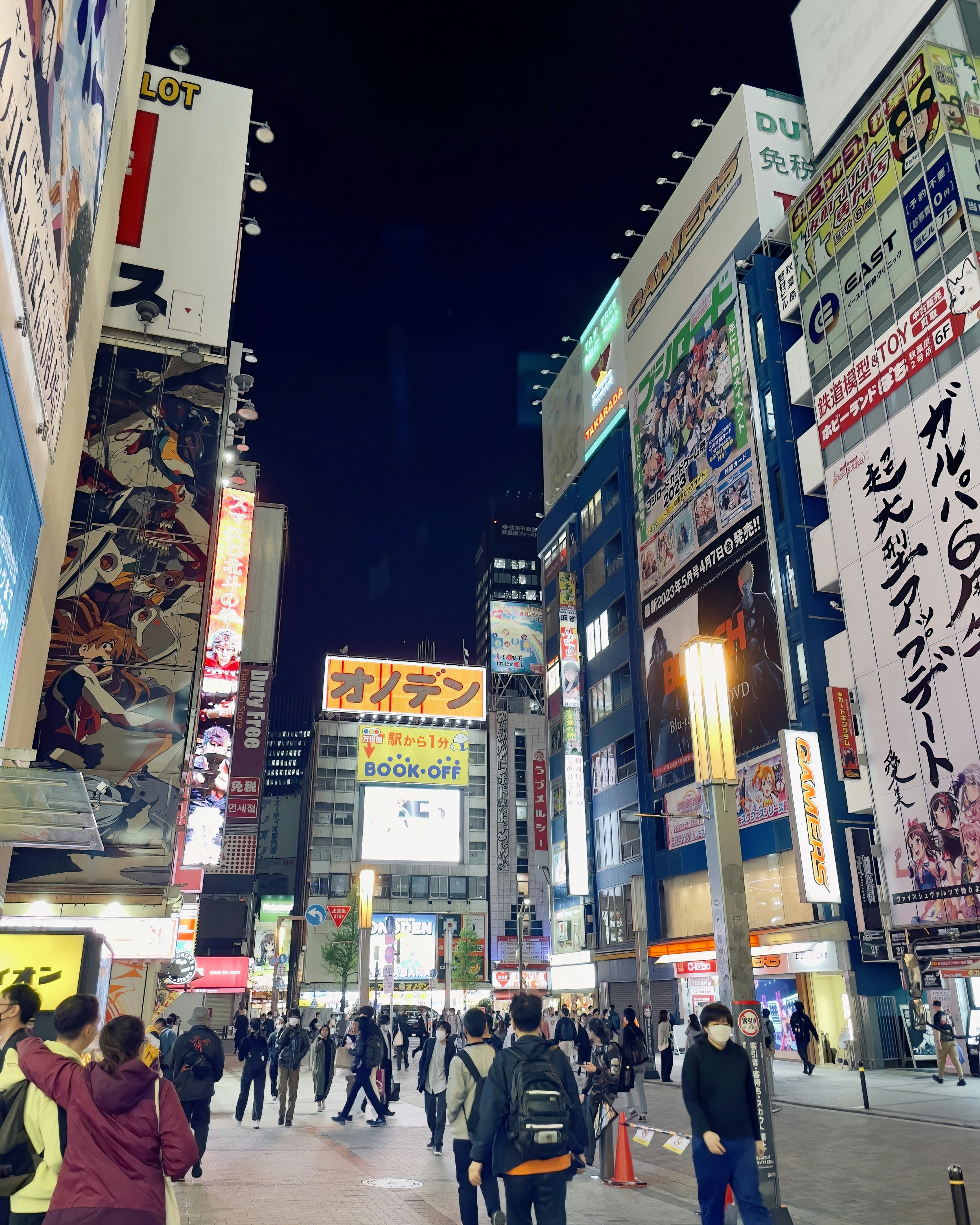 Une rue de la ville remplie de nombreux grands immeubles