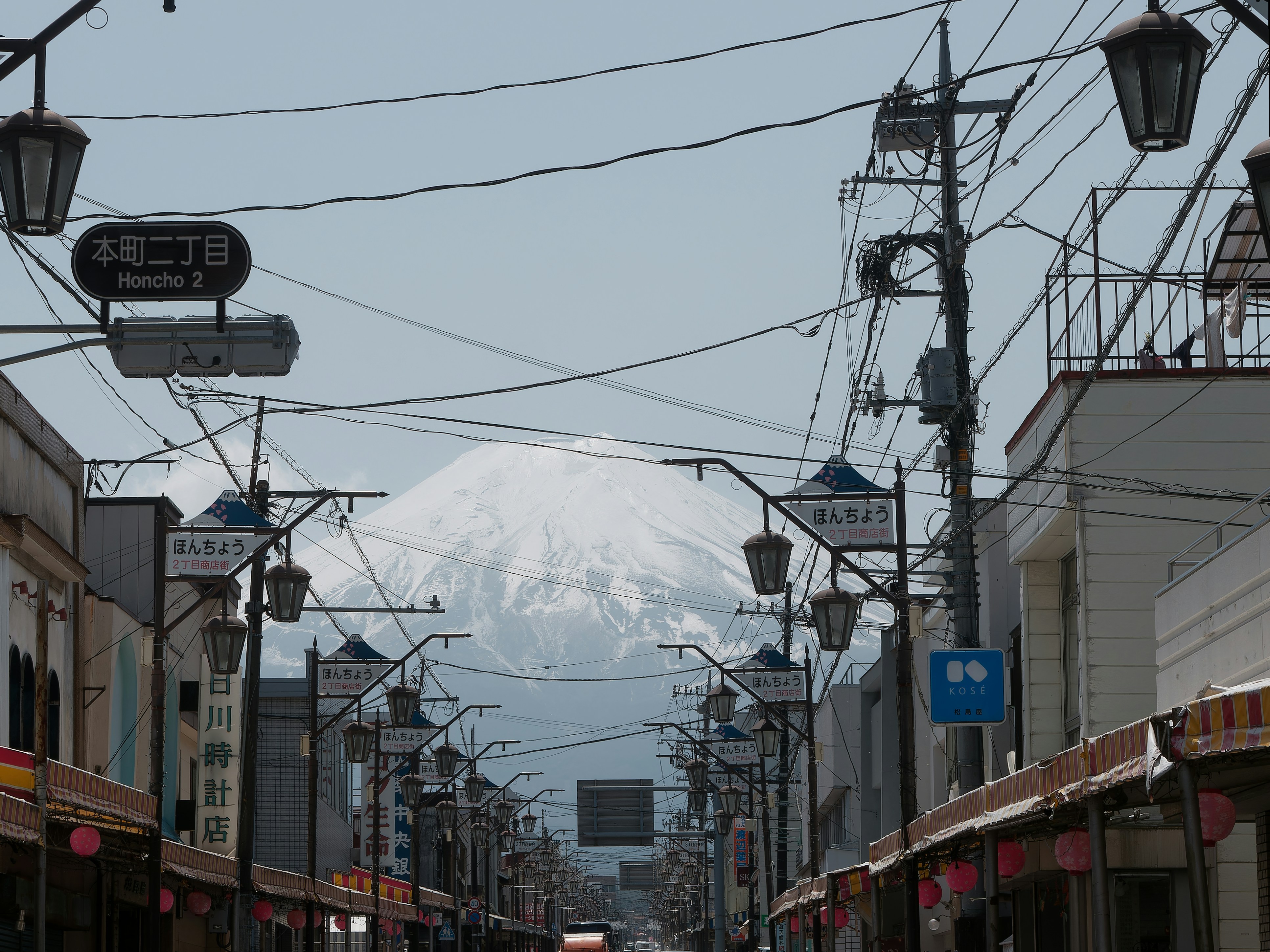 Une rue de la ville avec une montagne en arrière-plan