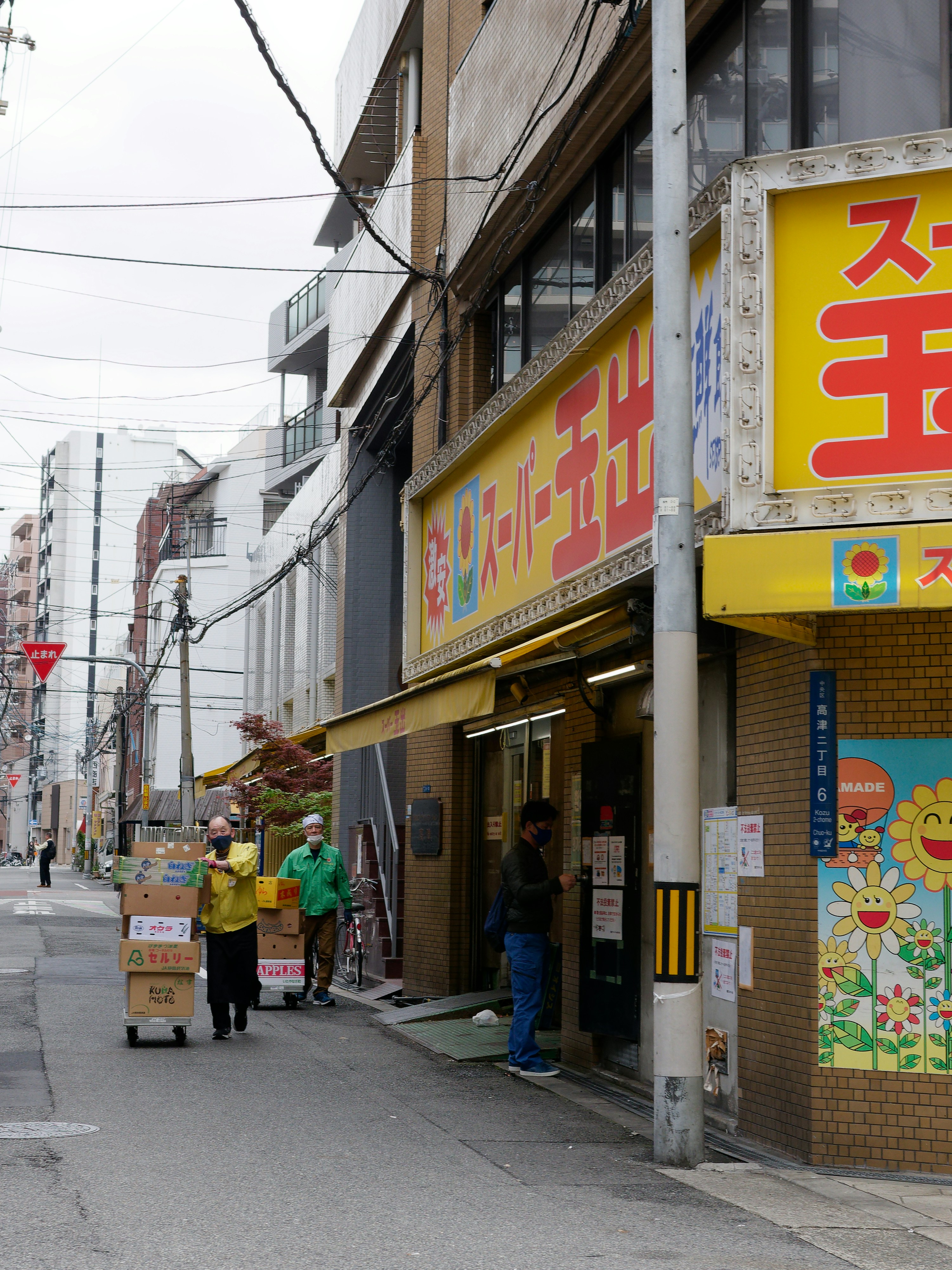un groupe de personnes debout à l’extérieur d’un magasin