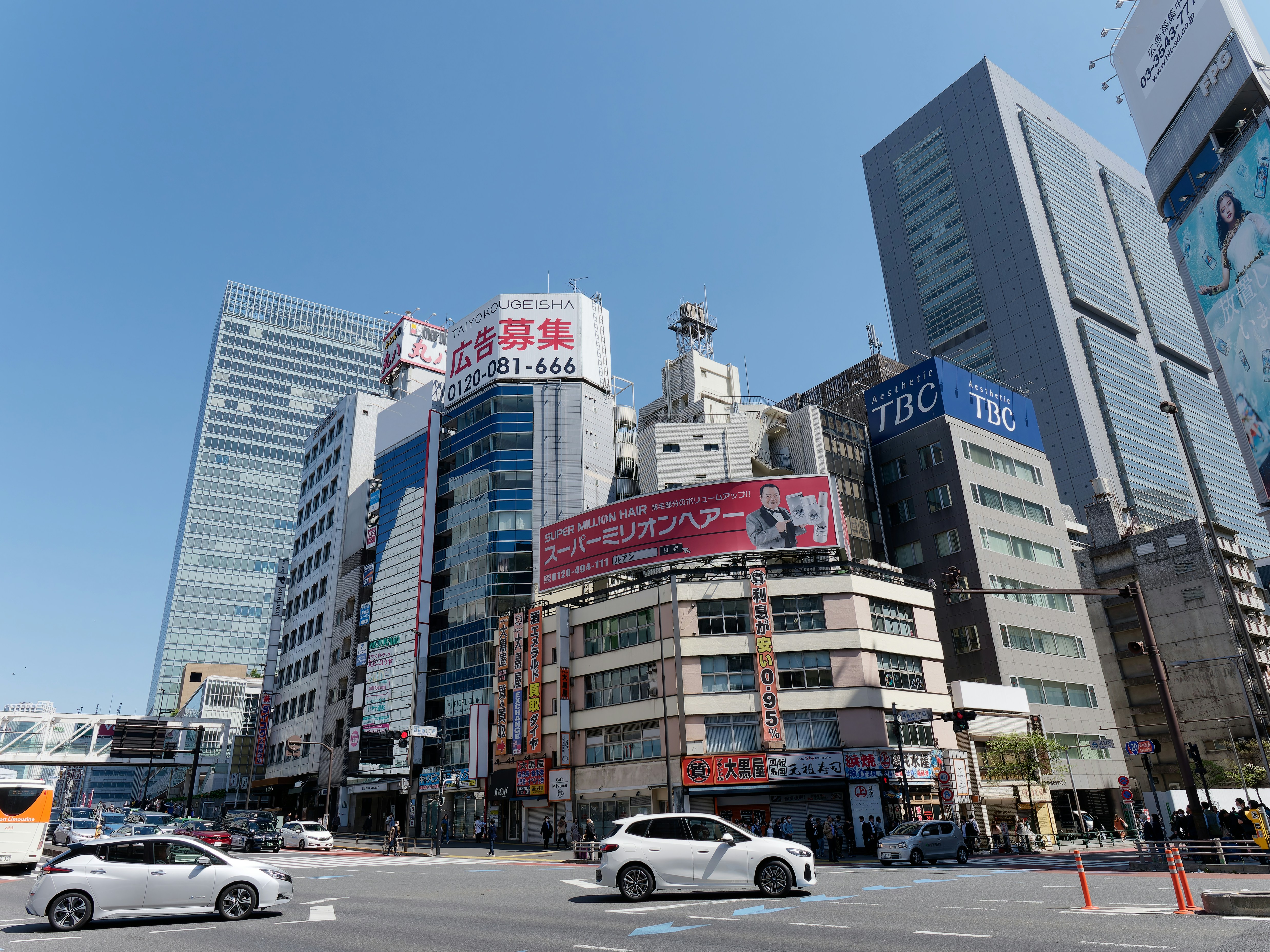 Une rue de la ville remplie de nombreux grands immeubles
