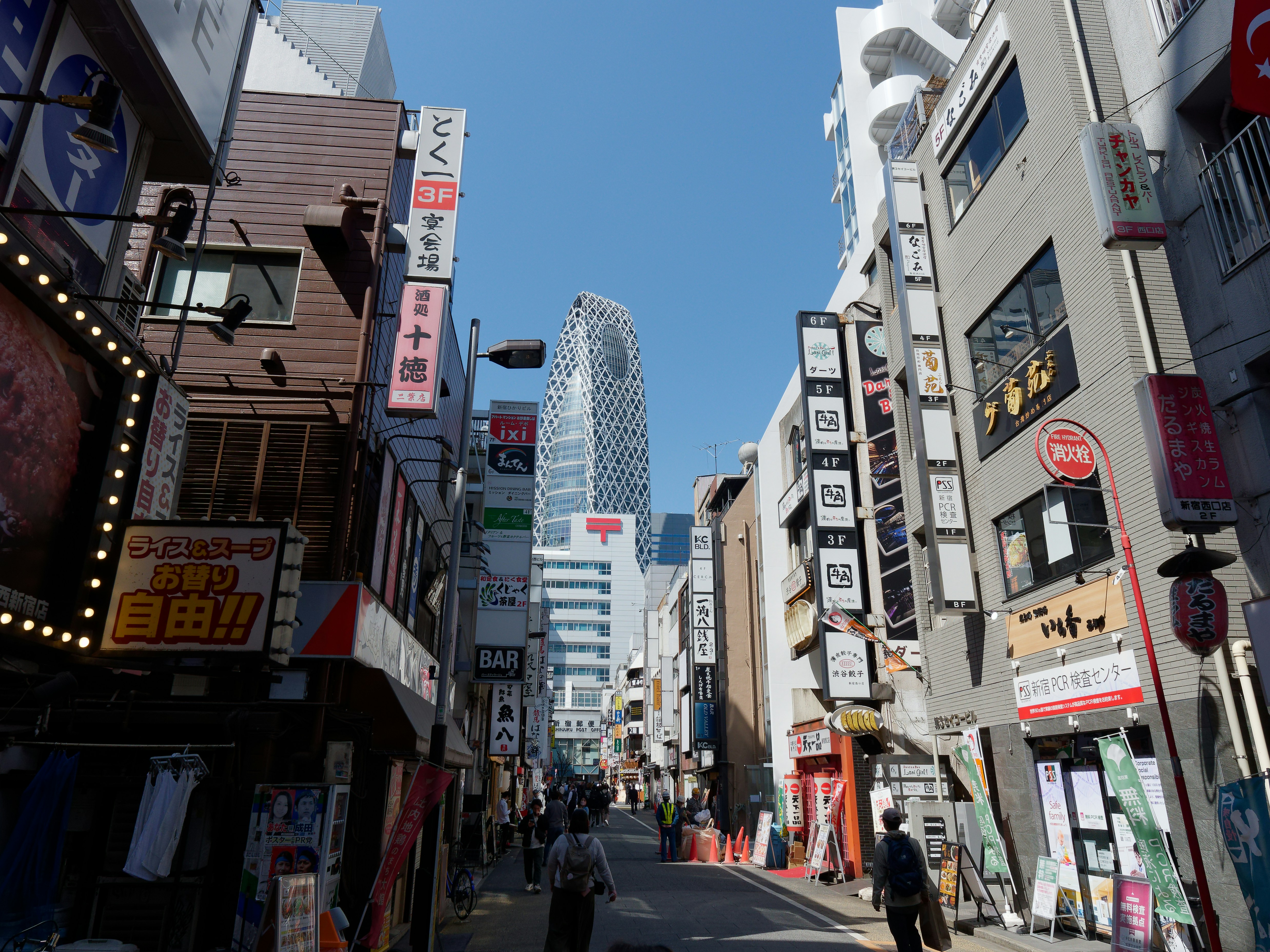 Une rue de la ville bordée de grands immeubles et de panneaux