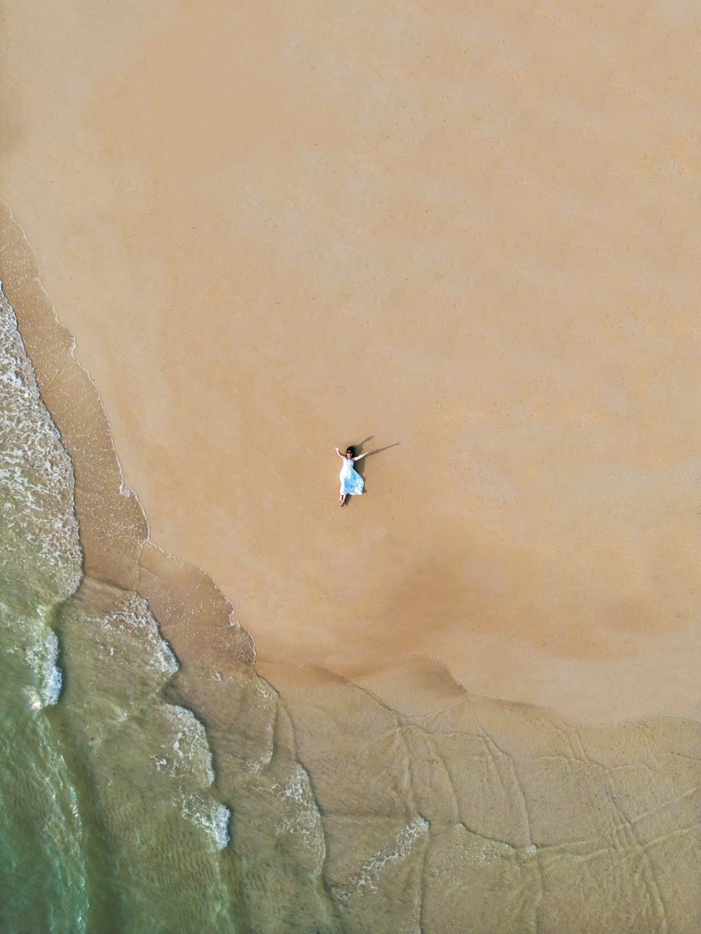 海でパラセーリングをしている人の空中写真