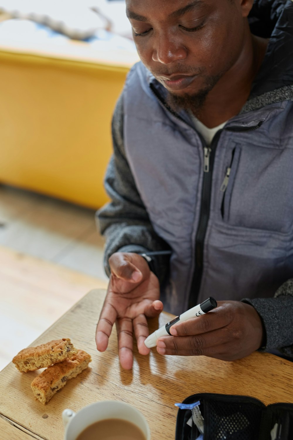 Un hombre sentado en una mesa con una taza de café