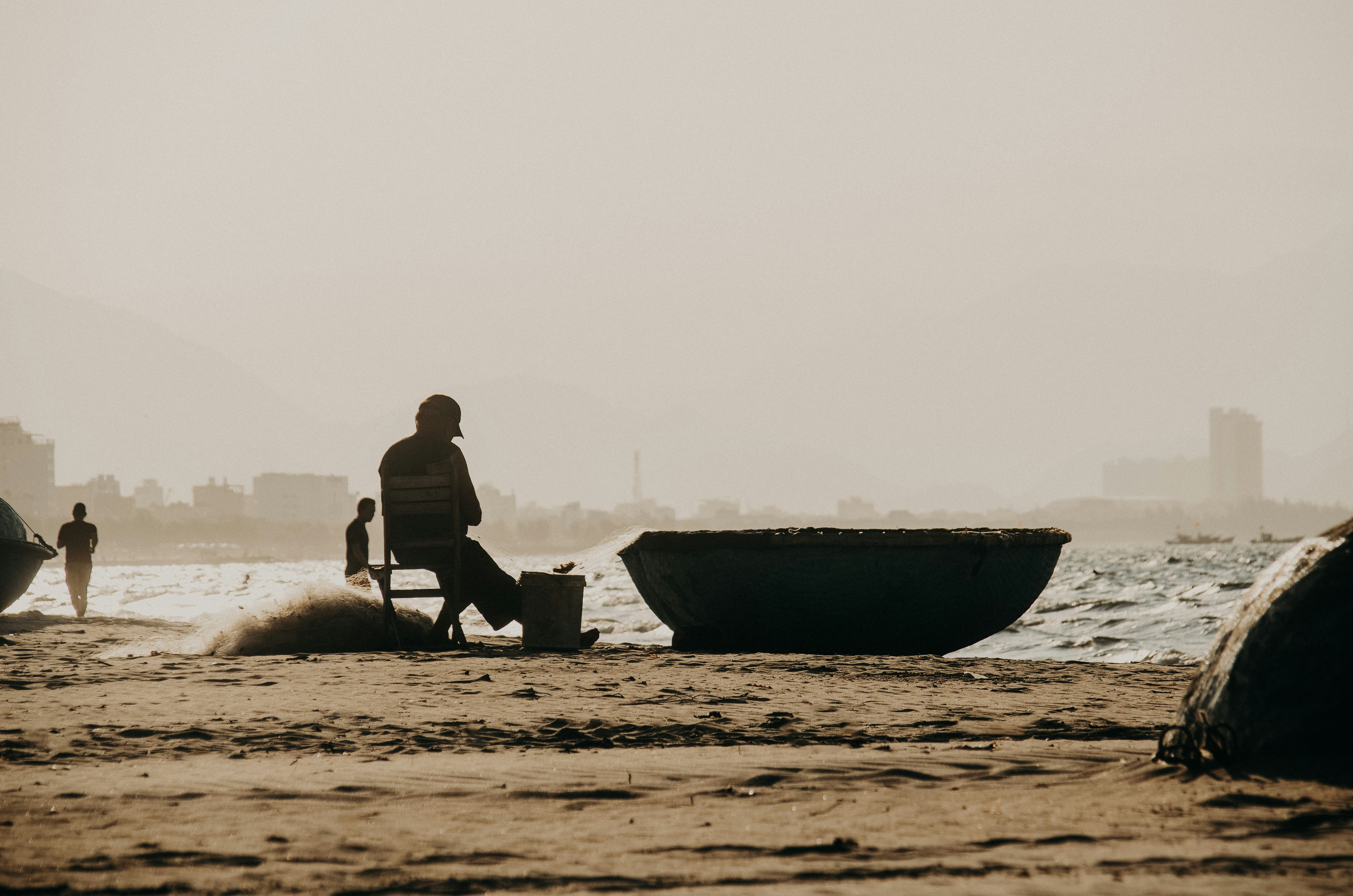 Ein Mann, der auf einem Stuhl am Strand sitzt
