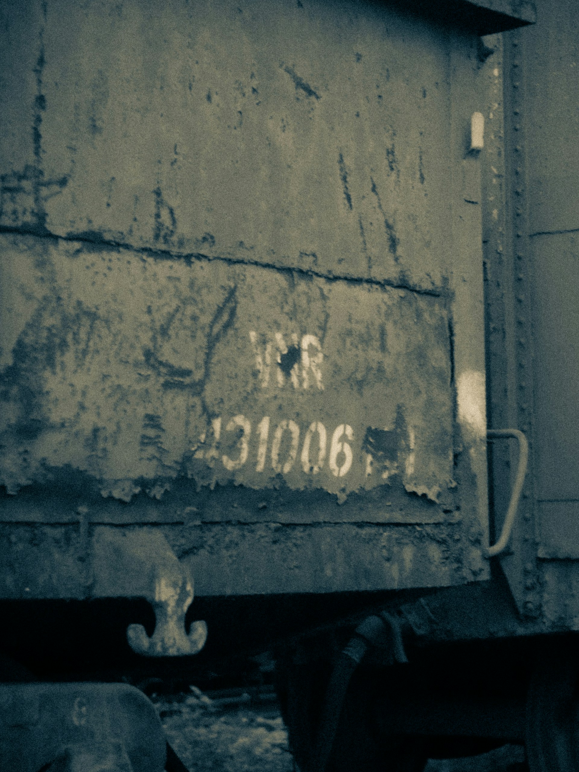 gray computer monitor