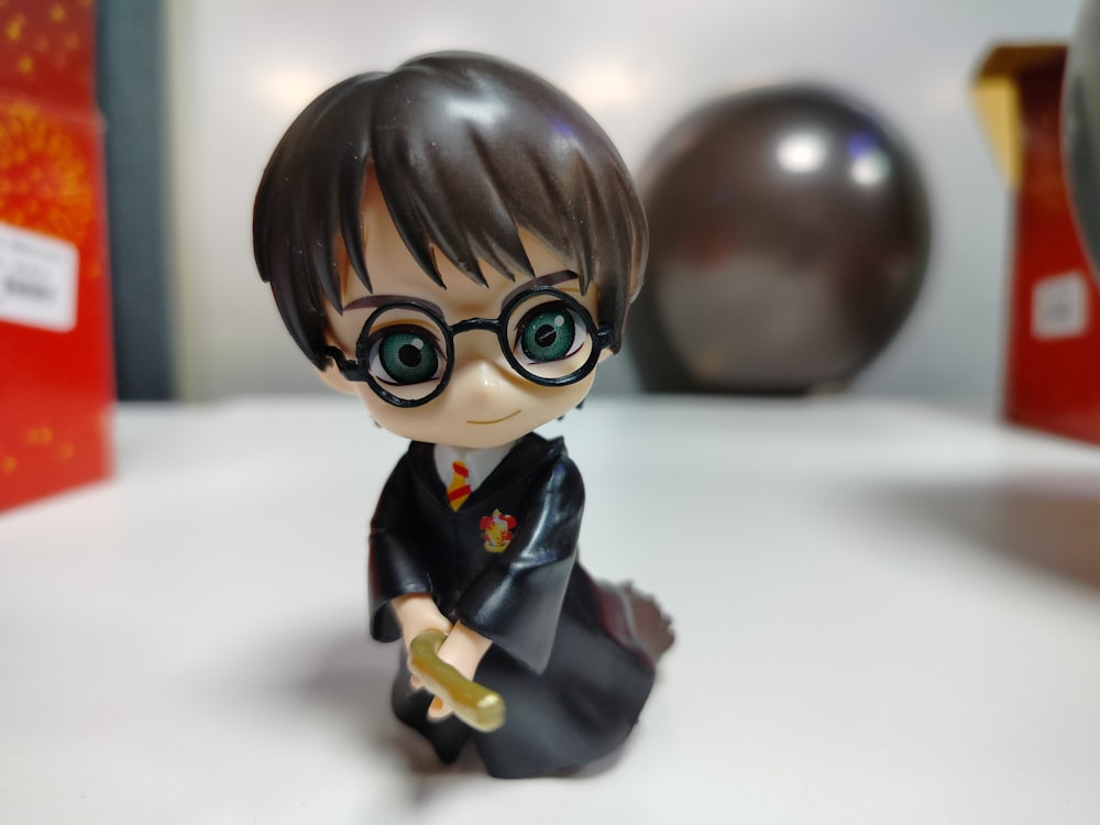 Eine Figur eines Harry Potter, der auf einem Tisch sitzt