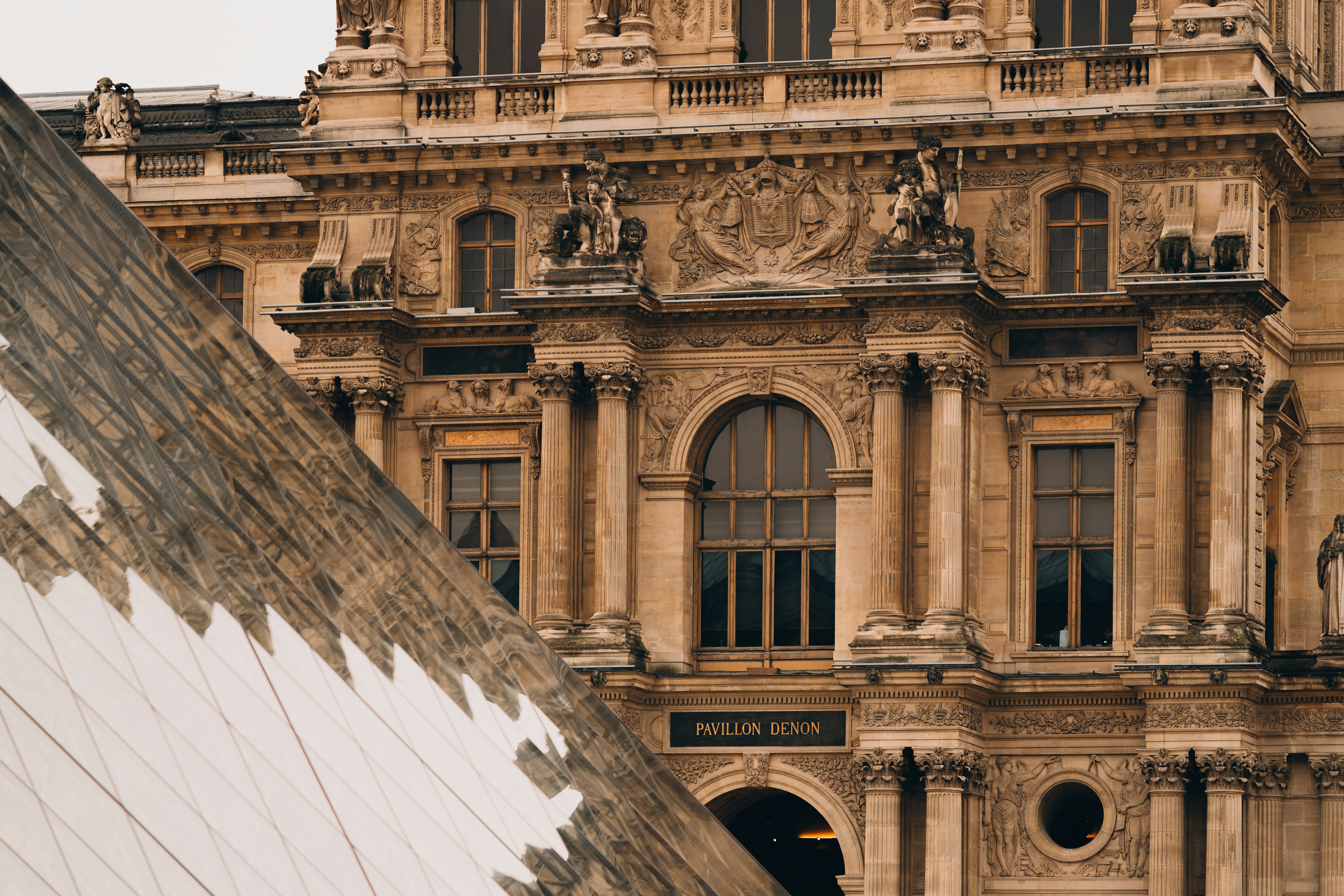 un grand bâtiment avec une horloge à l’avant