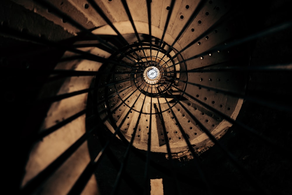 uma vista de uma escada em espiral em um edifício