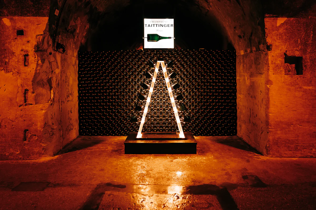 Bodega de vinos con botellas guardadas en la cava de LUMEN