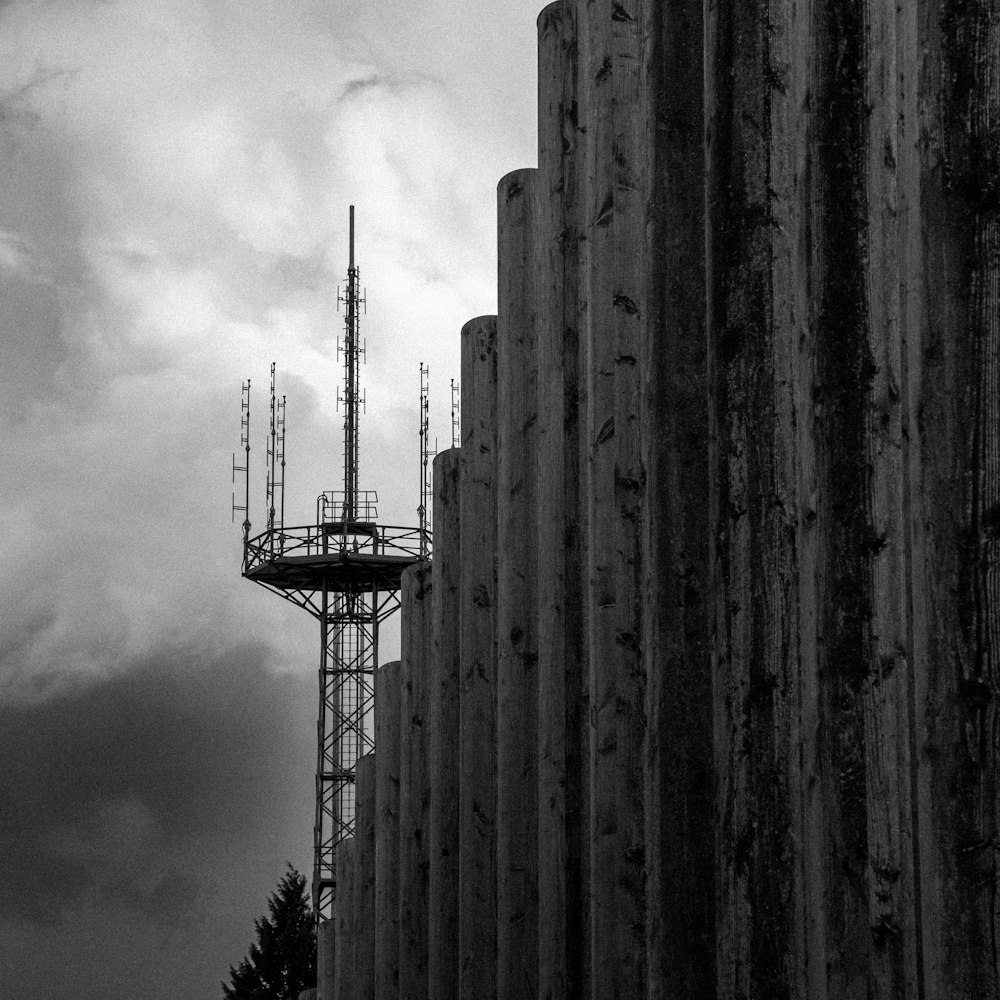 un'alta torre con un'antenna radio in cima