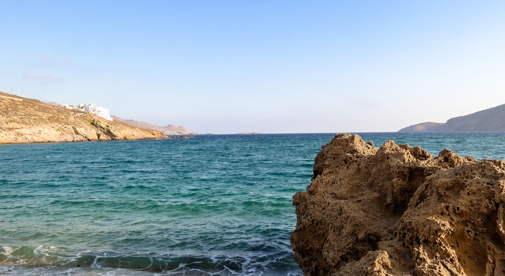 un affioramento roccioso accanto a uno specchio d'acqua