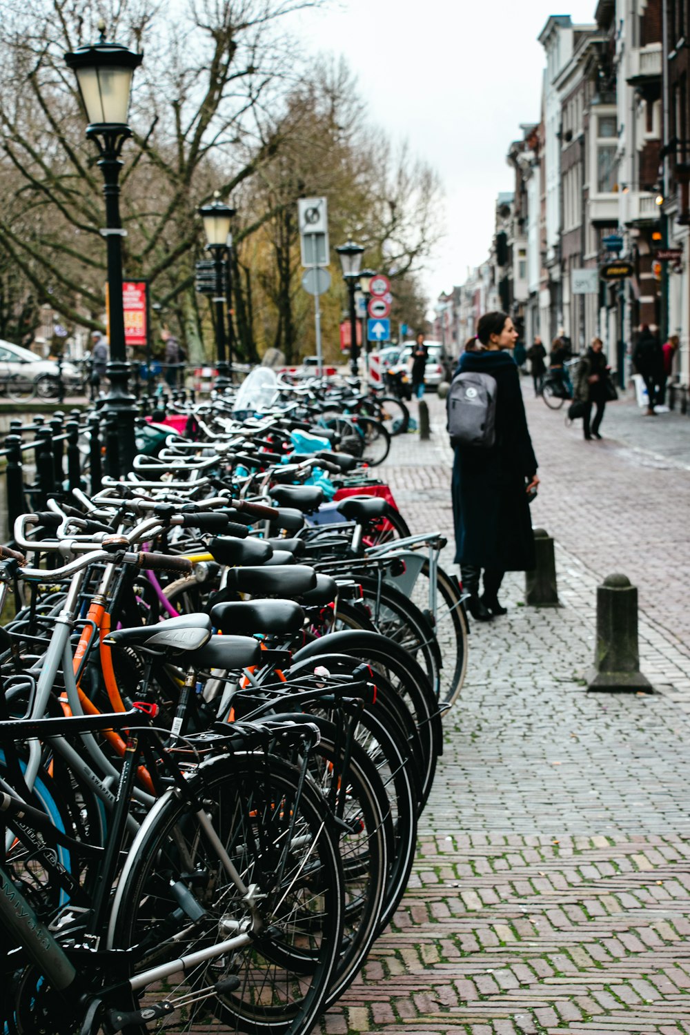 a bunch of bikes are parked on the side of the street