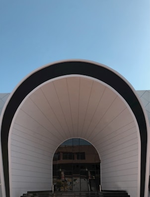 The entrance of Lycée de Pékesse with its clean, modern facade.