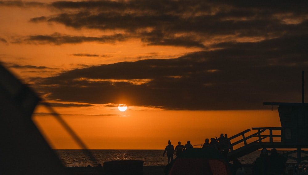 Un grupo de personas de pie en la cima de una playa