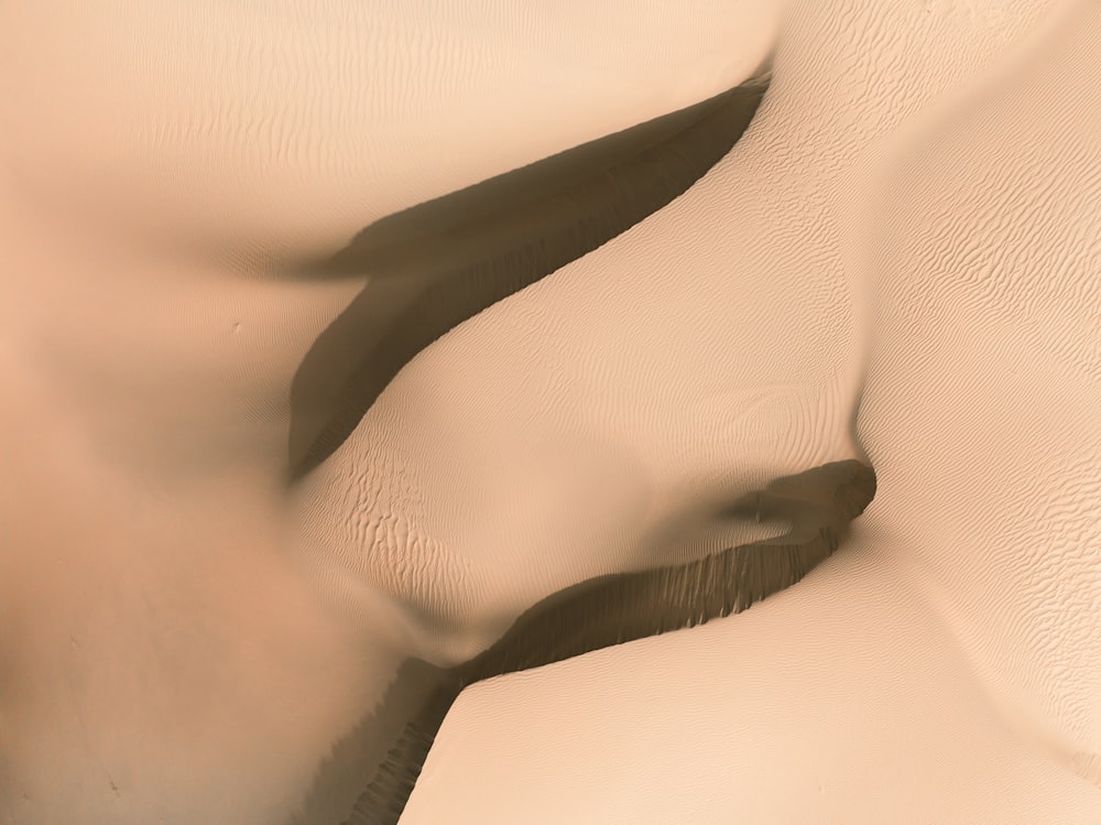 Une image d’un désert avec du sable soufflant dans le vent