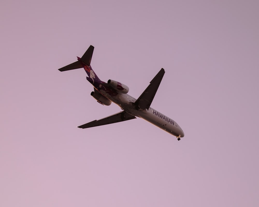 Un avión está volando en el cielo en un día despejado