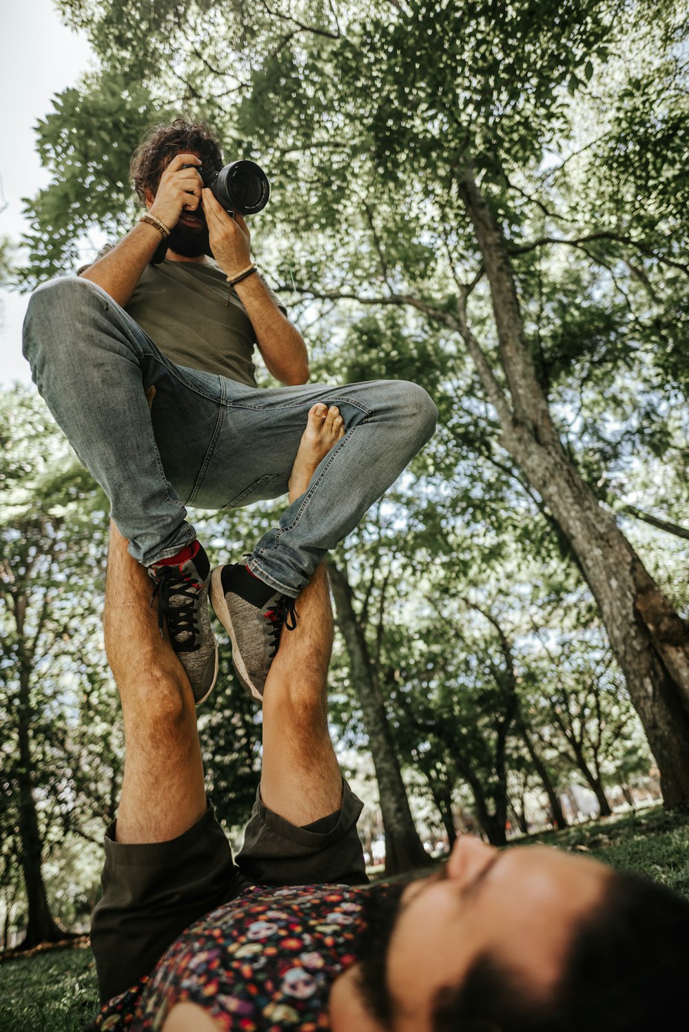 um homem tirando uma foto de si mesmo com uma câmera