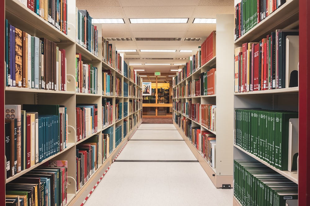 Eine lange Reihe von Büchern in einer Bibliothek