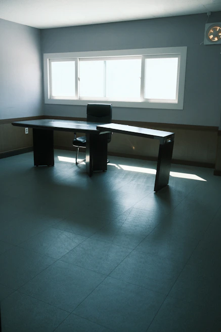 Minimalist ofis tasarımında doğal ışıkla aydınlanmış çalışma alanı