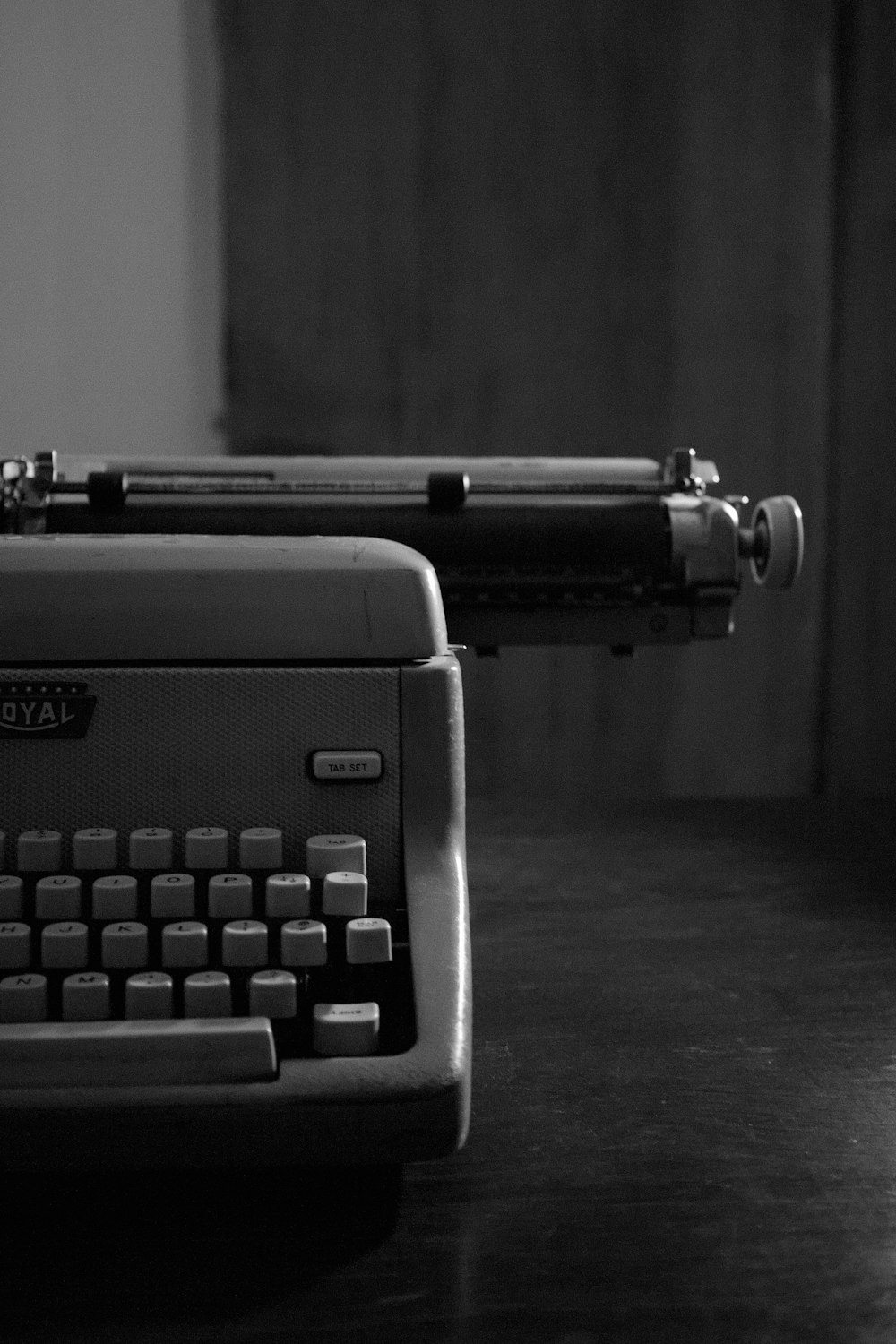 uma foto em preto e branco de uma máquina de escrever antiga