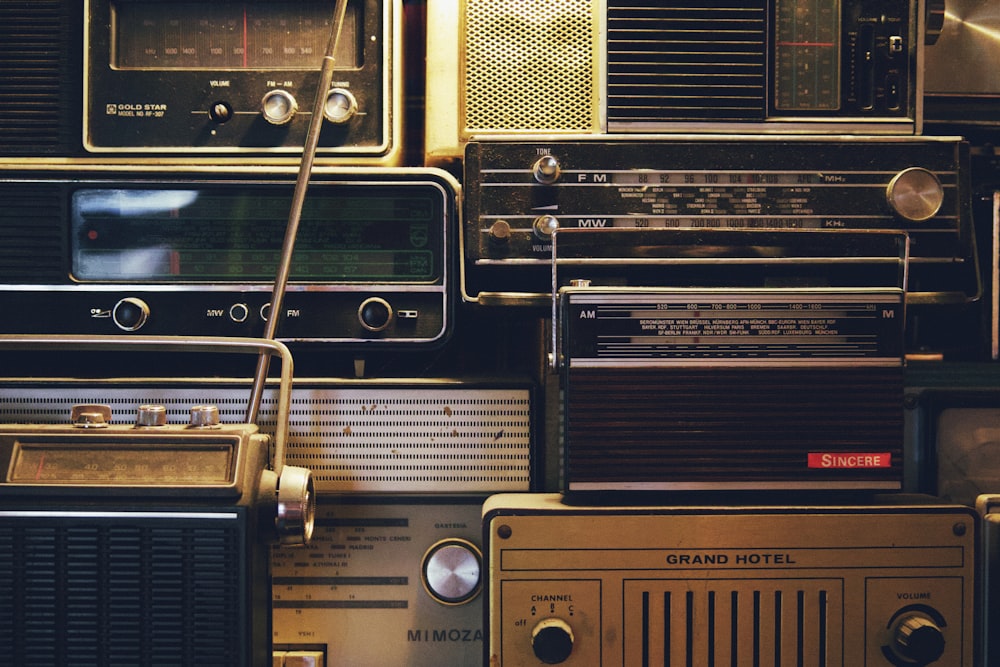 Ein Haufen alter Radios ist übereinander gestapelt