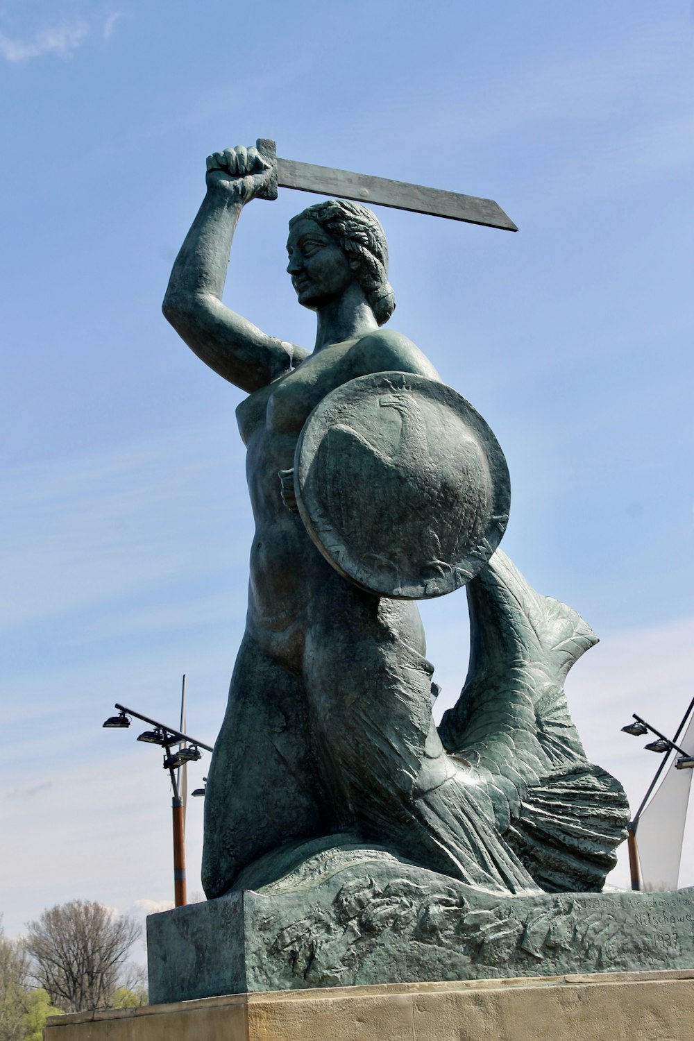 uma estátua de uma mulher segurando uma espada