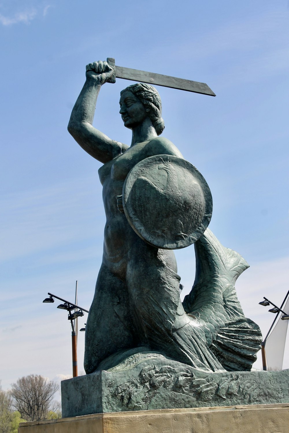 una statua di una donna che tiene una spada