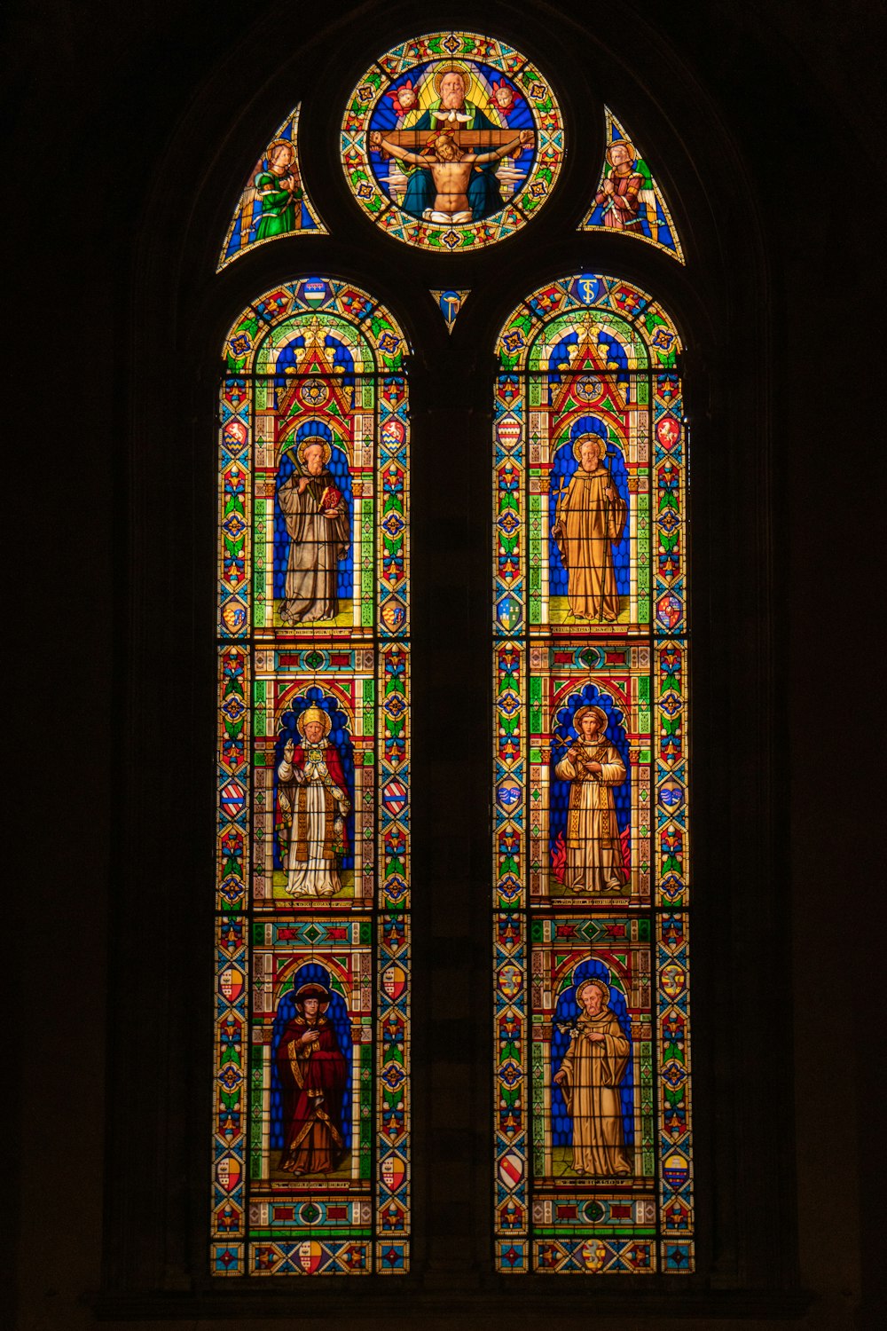 Una gran vidriera en una iglesia