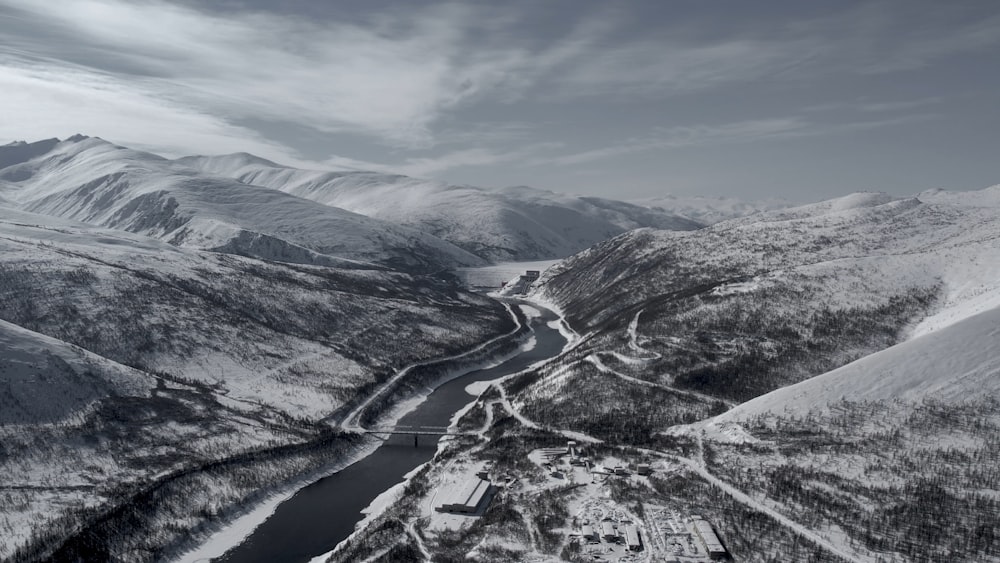 Ein Schwarz-Weiß-Foto eines verschneiten Gebirges
