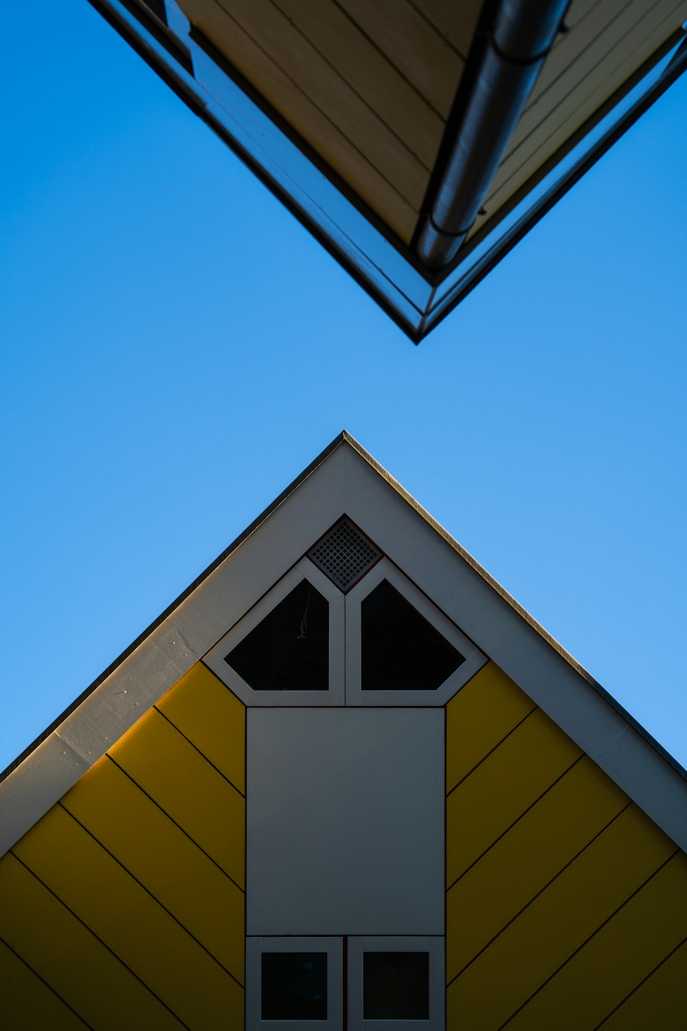 푸른 하늘을 배경으로 한 노란색과 흰색 건물