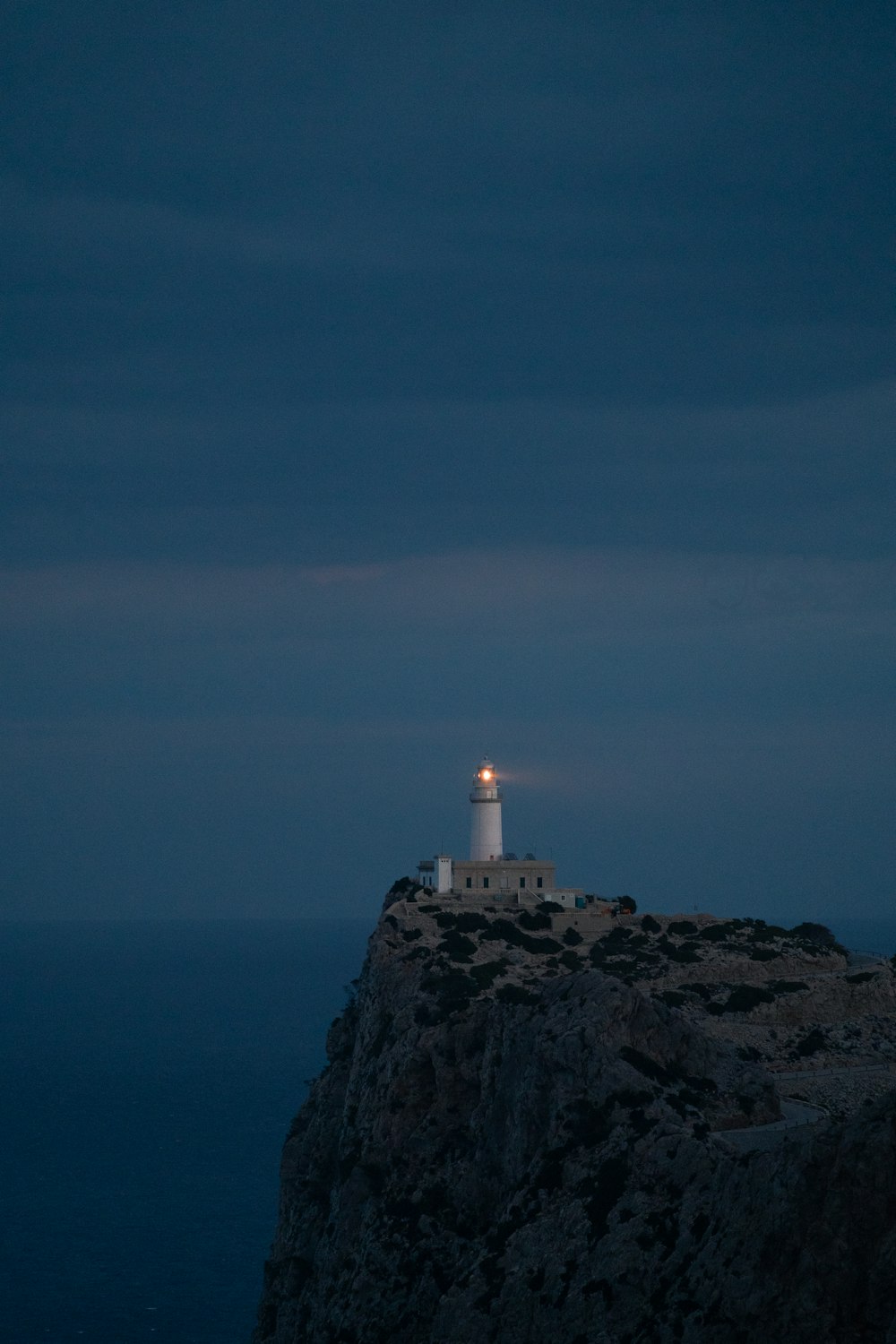 Un faro en la cima de un acantilado por la noche