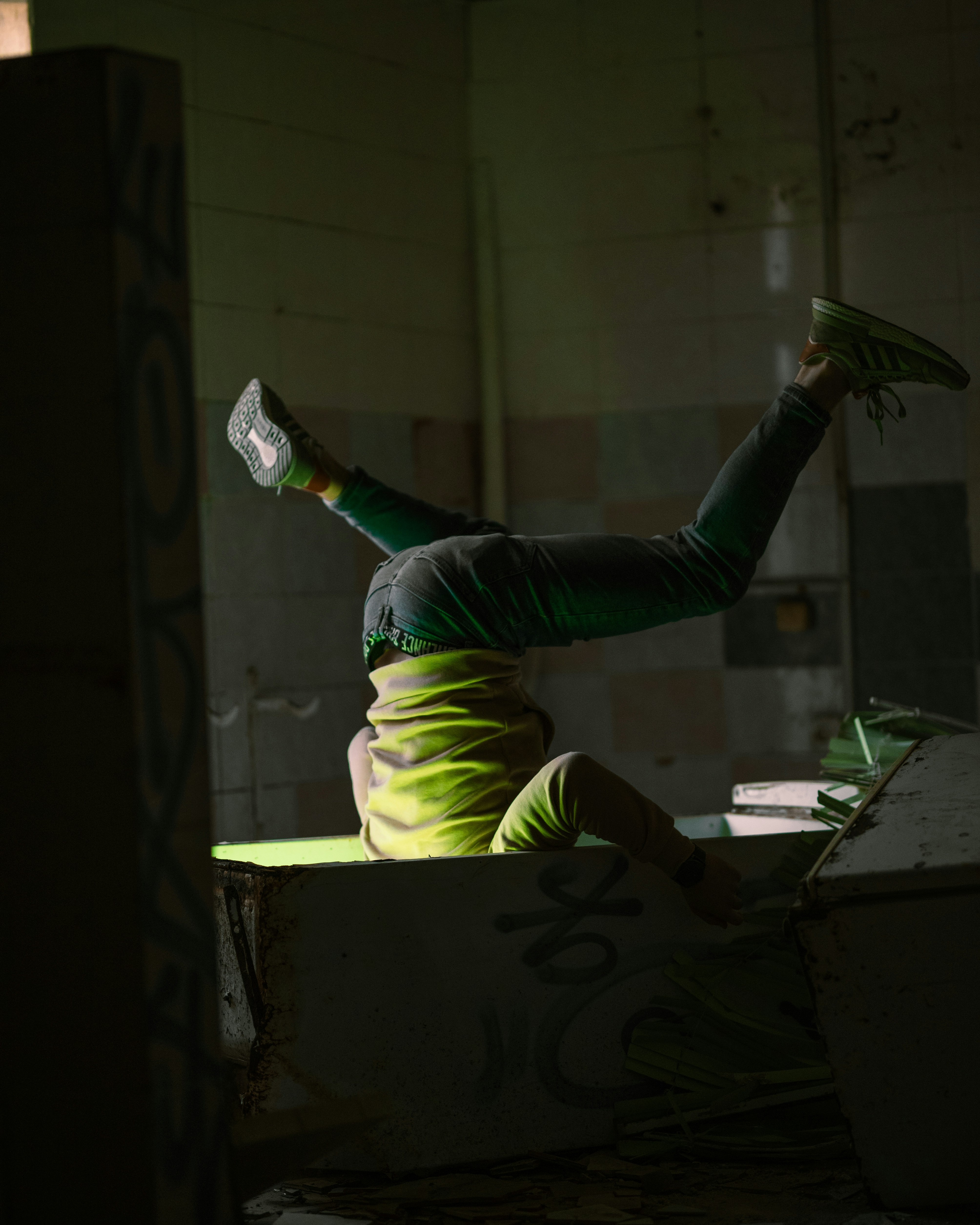 uma pessoa está fazendo um truque em um skate