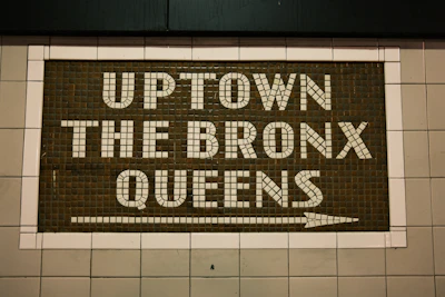 a subway sign that reads up town the bronx queens