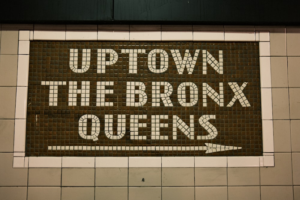 a subway sign that reads up town the bronx queens