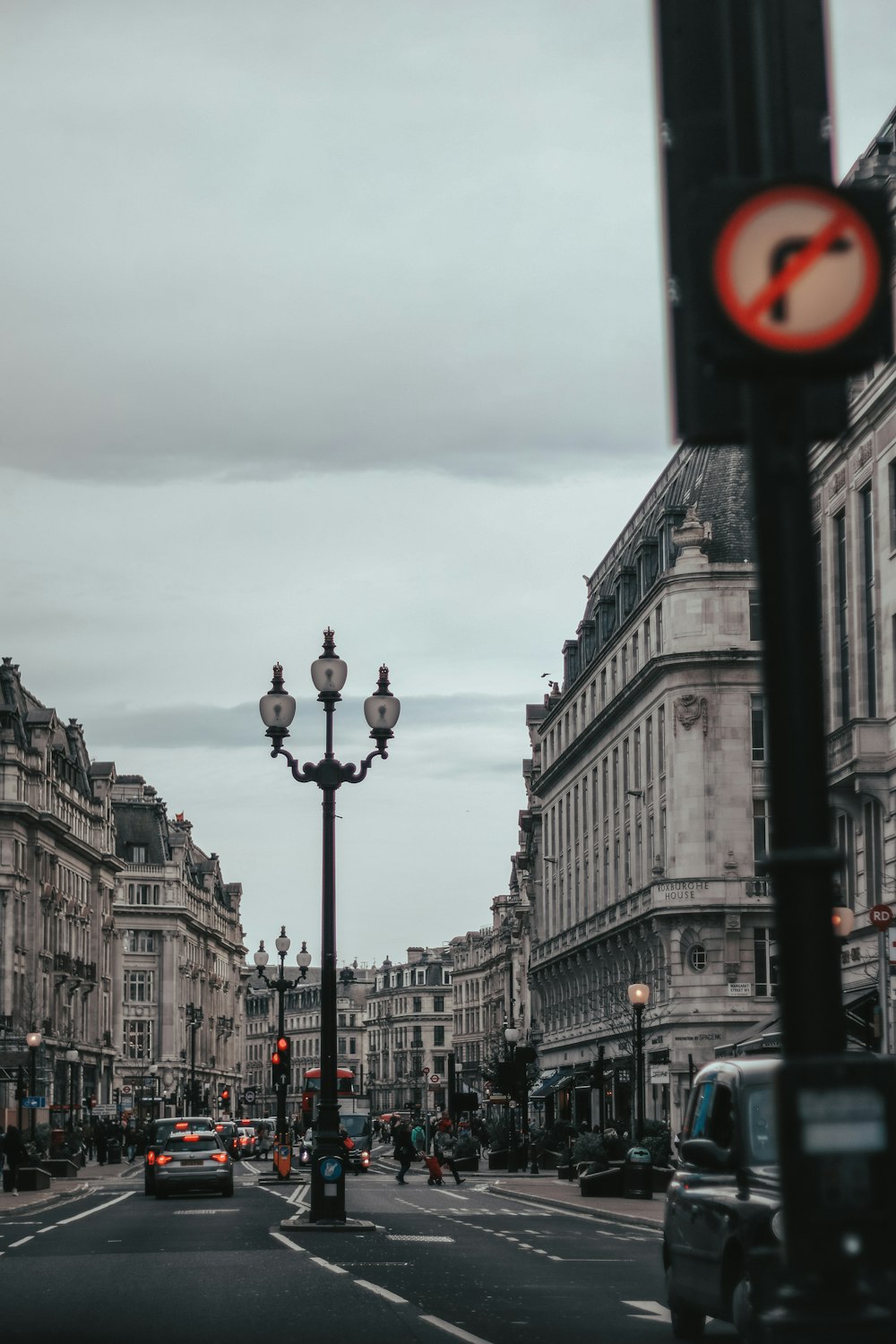 신호등과 건물이 있는 도시 거리 사진 – Unsplash의 무료 런던 이미지