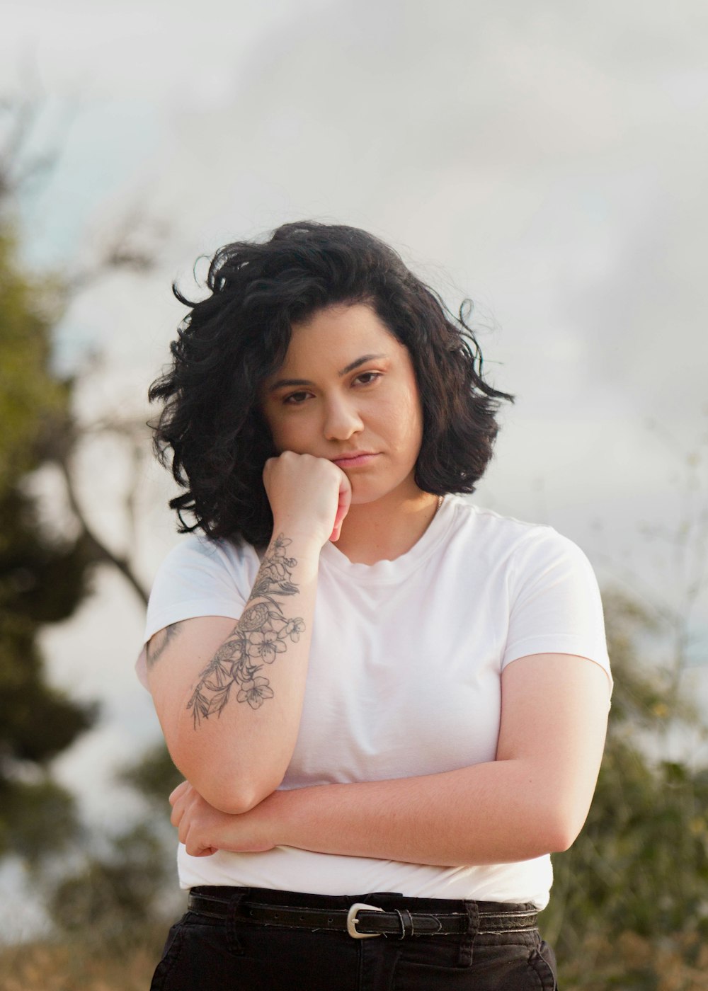 Una mujer con camisa blanca y pantalones negros