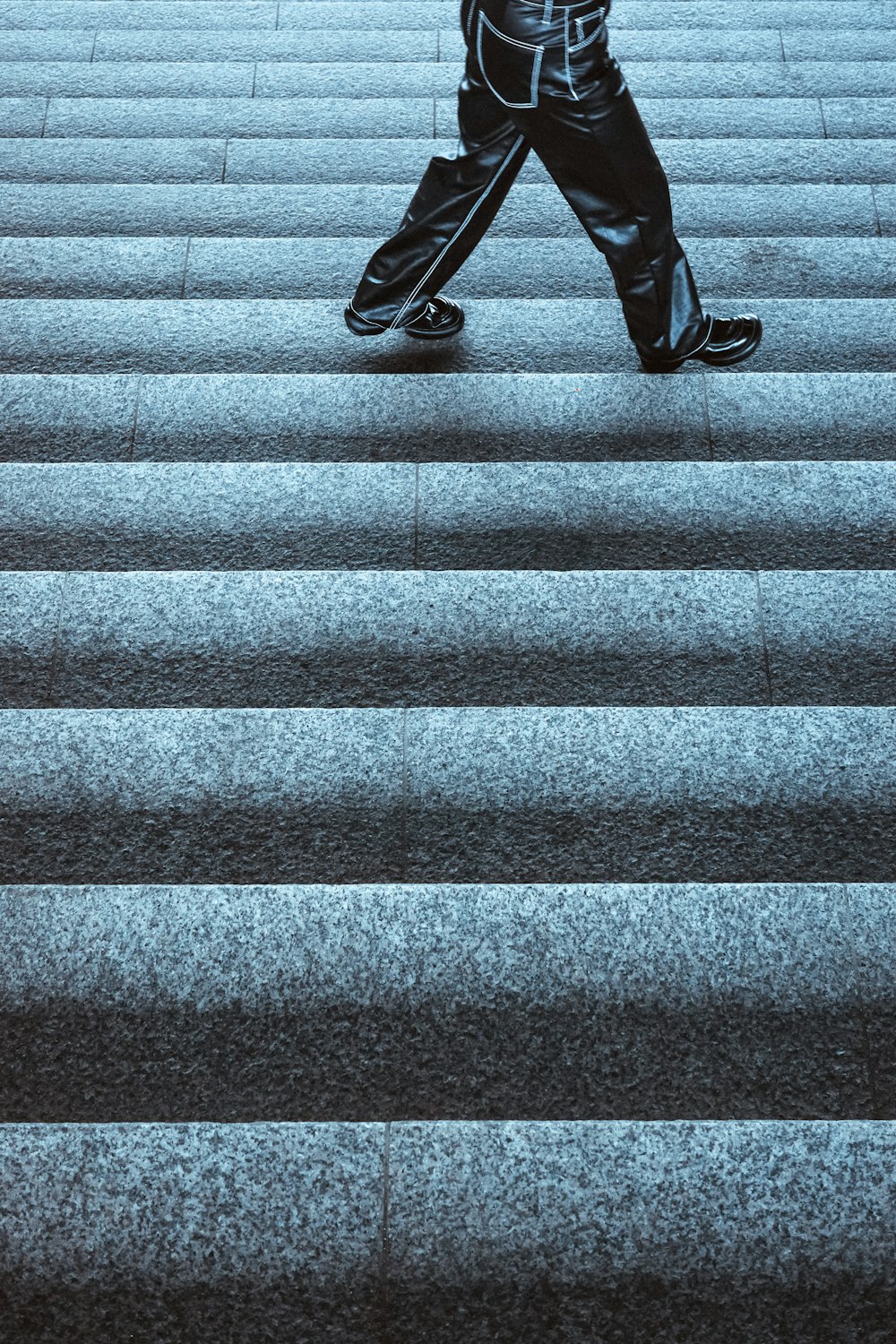 Una persona bajando un conjunto de escaleras