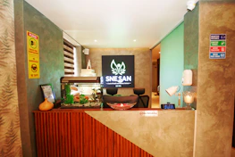 A welcoming office entrance with the Núcleo Saber logo prominently displayed.