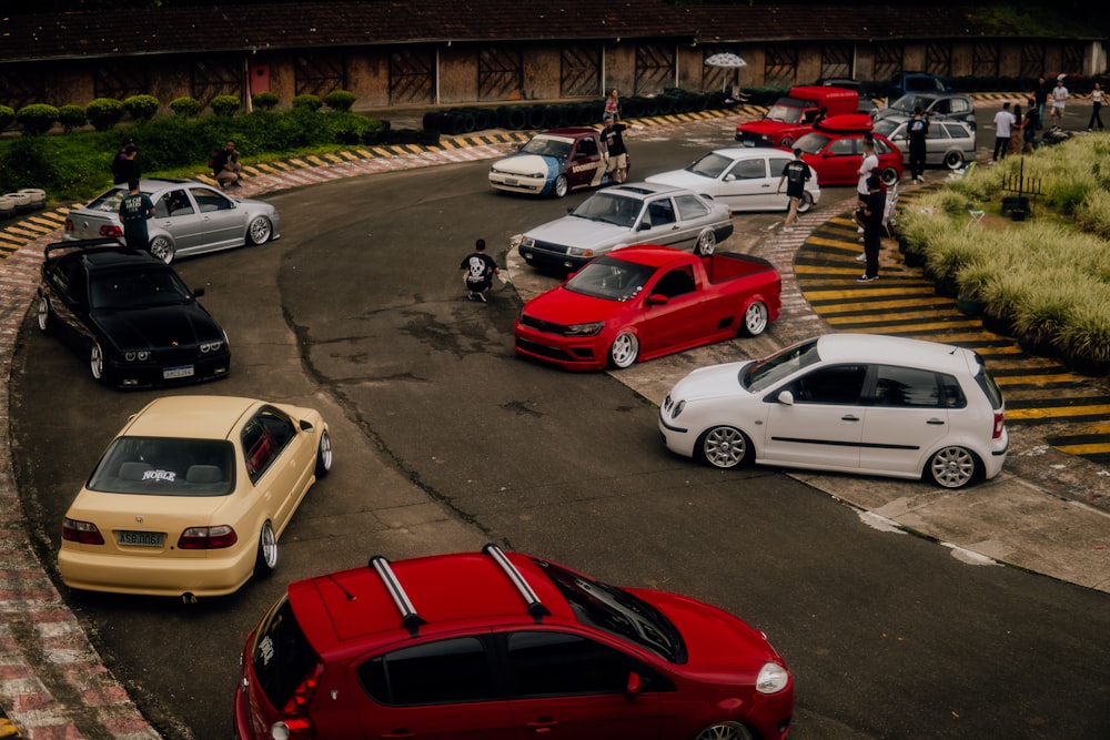 Un parcheggio pieno di un sacco di auto colorate diverse